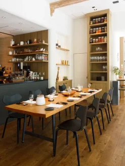 4130 Grand Prix med træben af Arne Jacobsen