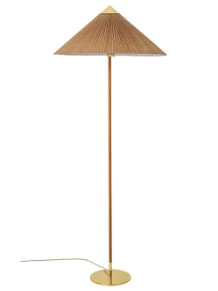 9602 Gulvlampe i Bambus fra GUBI