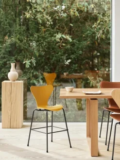 3177 Junior Højstol, farvet ask af Arne Jacobsen