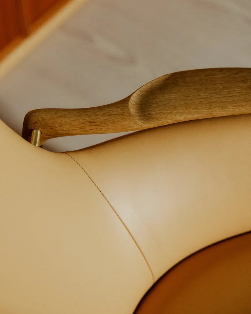 53 Lænestol, valnød af Finn Juhl