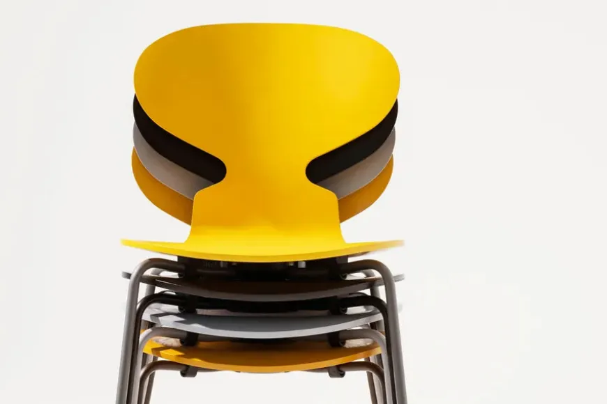 3101 Myren Stol i farvet ask af Arne Jacobsen