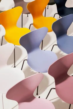 3107 Serie 7 stol lakeret af Arne Jacobsen