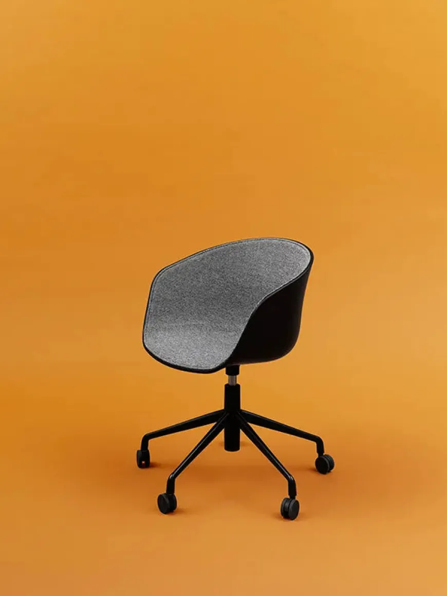 About a Chair AAC52 Forsidepolstret, sort skal fra Hay