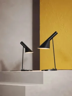 AJ Mini Table Lamp, black/brass af Arne Jacobsen