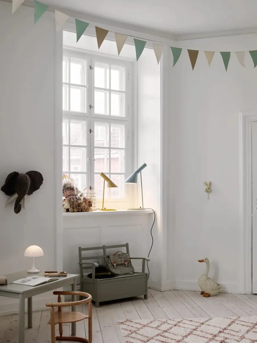 AJ Mini Table Lamp, black/brass af Arne Jacobsen