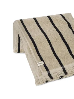 Alee Beach Towel, sand/black fra Ferm Living