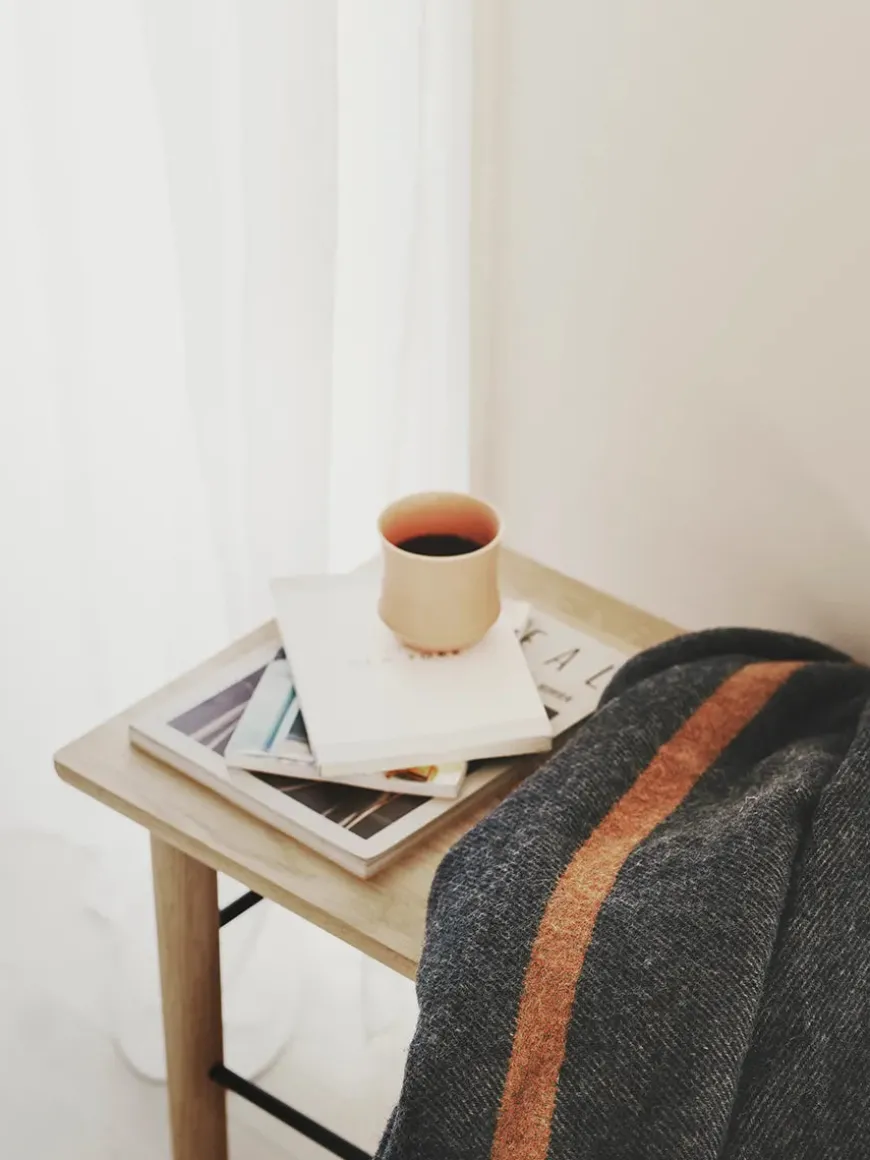 Alrø Plaid, grey navy fra Silkeborg Uldspinderi