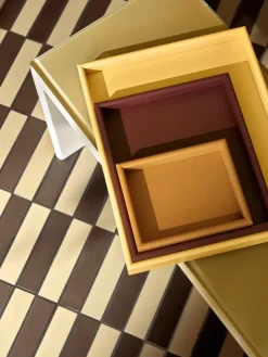 Arrange Trays TRSET1, amber/acacia fra Montana