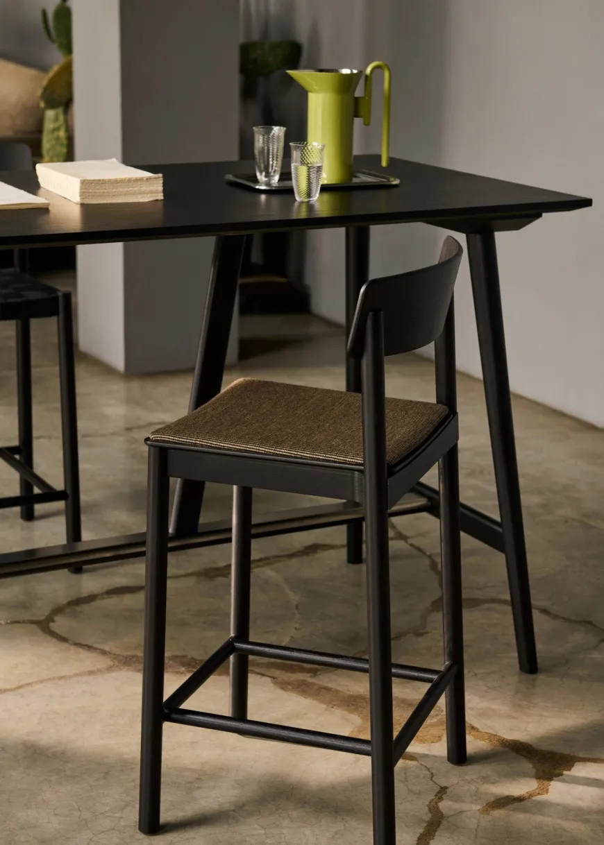 Betty TK14 counterstol med polster fra &Tradition