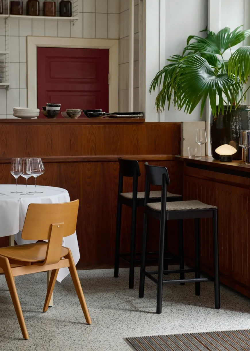 Betty TK14 counterstol med polster fra &Tradition