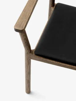 Betty TK11 Spisebordsstol, sortlakeret eg/sort læder fra &Tradition