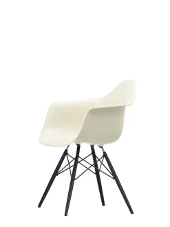 Eames Plastic Armchair DAW, sortlakeret ahorntræ fra Vitra