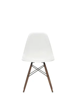 Eames Plastic Side Chair DSW, mørkbejdset ahorntræ fra Vitra