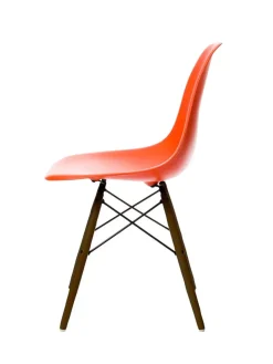 Eames Plastic Side Chair DSW, mørkbejdset ahorntræ fra Vitra