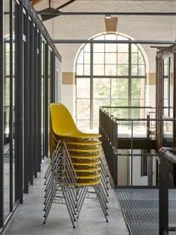 Eames Plastic Side Chair DSS, stabelbar fra Vitra