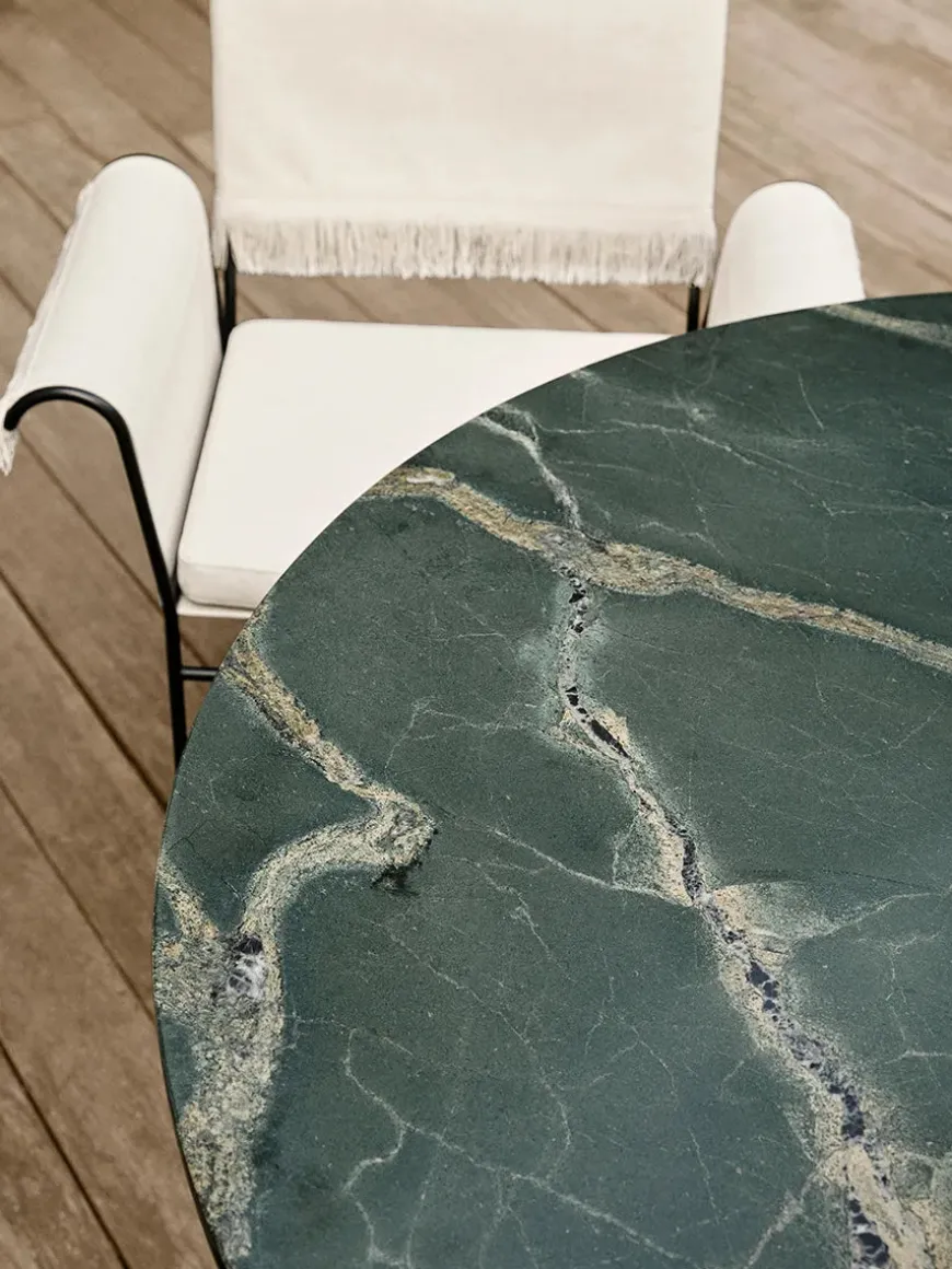 Epic Outdoor Dining Table, round fra GUBI