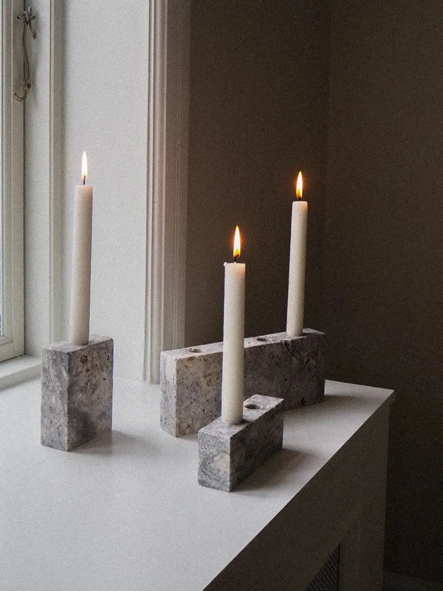 Epode Lysestage 14 cm, travertin silver fra Wabi Sabi Nordic