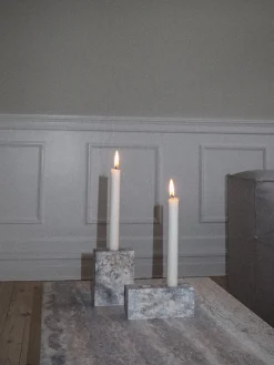 Epode Lysestage 14 cm, travertin silver fra Wabi Sabi Nordic