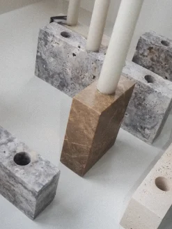 Epode Lysestage 14 cm, travertin silver fra Wabi Sabi Nordic