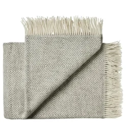 Fanø Plaid, light nordic grey fra Silkeborg Uldspinderi