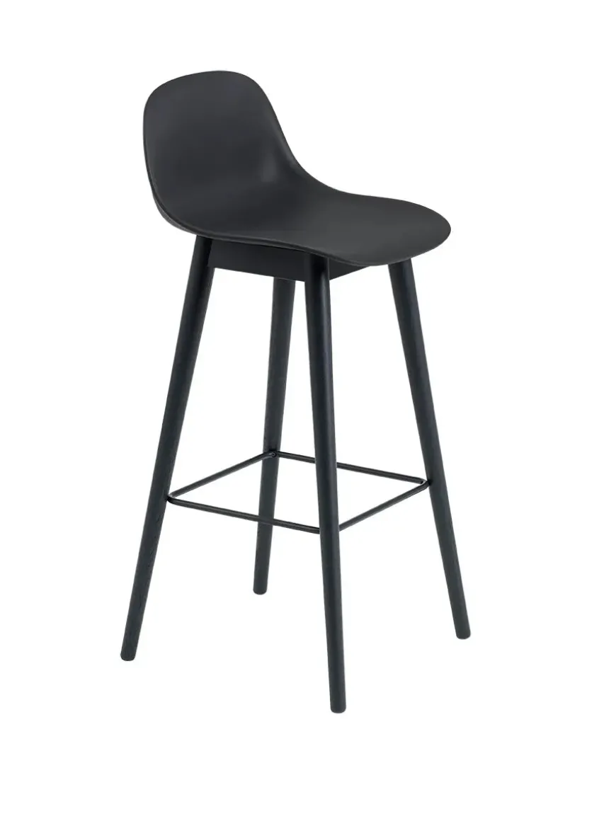 Fiber Bar Stool Wood w. back fra Muuto