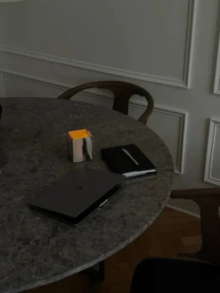 Florence spisebord Ø145, black marquina fra New Works