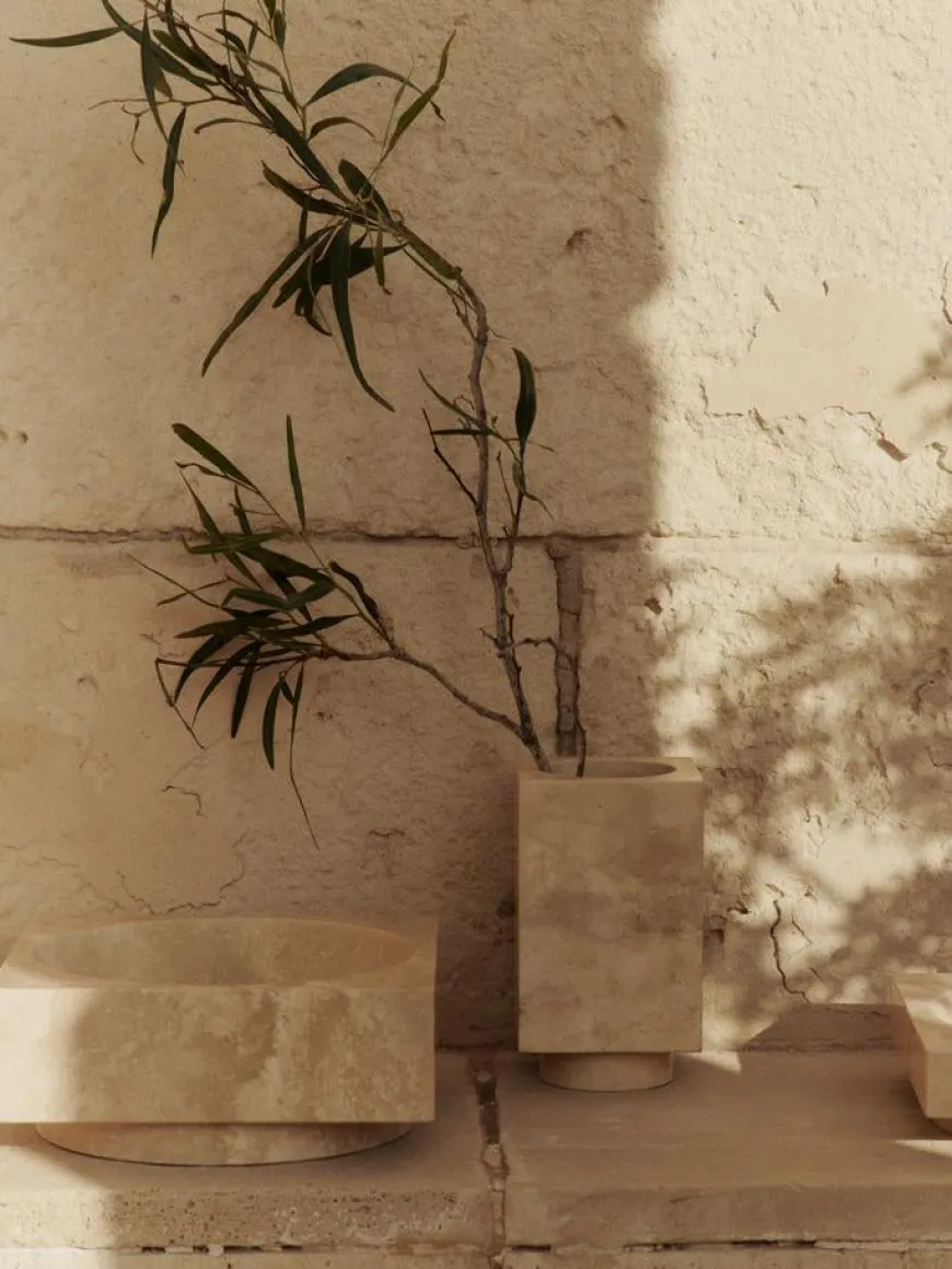 Hew vase, travertin fra Ferm Living