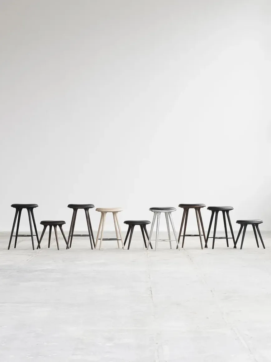 Høj barstol i sæbebehandlet eg fra Mater