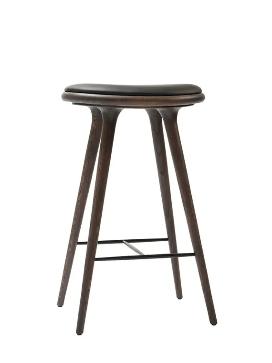 Høj barstol i sæbebehandlet eg fra Mater