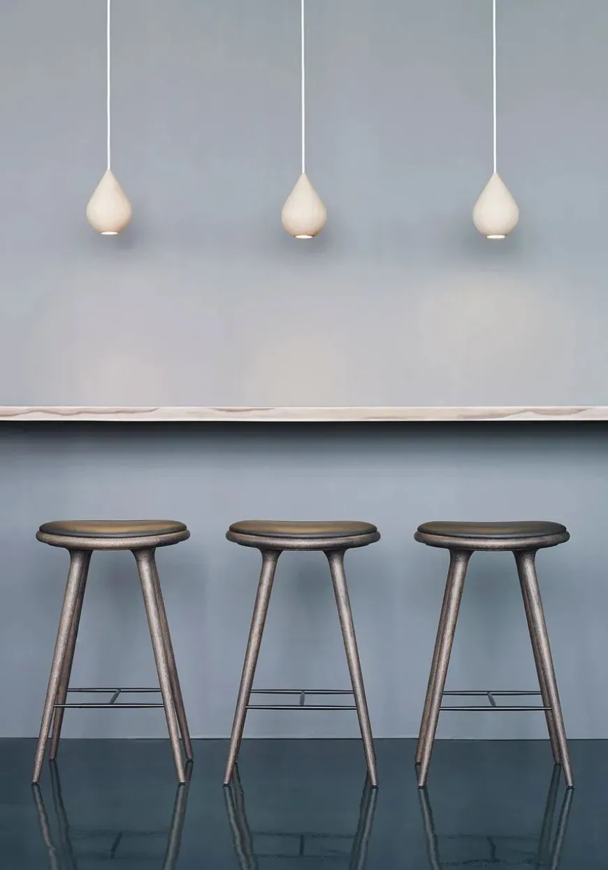 Høj barstol i sæbebehandlet eg fra Mater