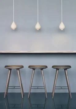 Høj barstol i Sirka grå egetræ fra Mater