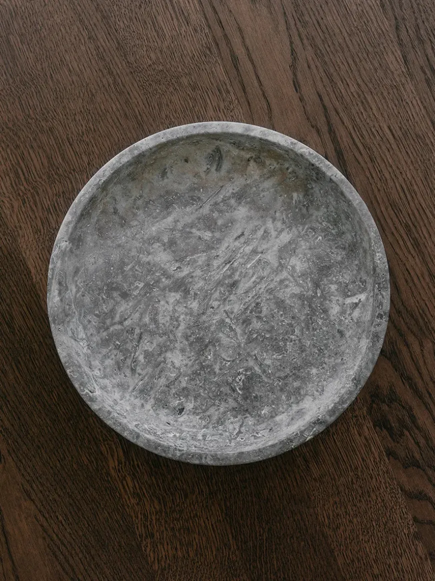 Hyben Fad, silver travertin fra Wabi Sabi Nordic