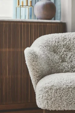 Ingeborg med Fodskammel, sahara fra Audo Copenhagen