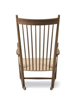 J16 Gyngestol, valnød af Hans J. Wegner