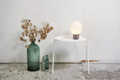JWDA Bordlampe, hvid marmor fra Audo Copenhagen