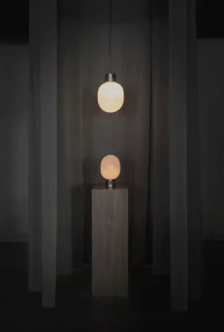 JWDA Concrete Bordlampe fra Audo Copenhagen