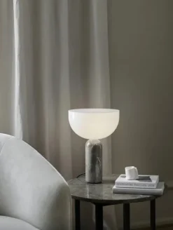 Kizu Bordlampe Small, Grey Marble fra New Works