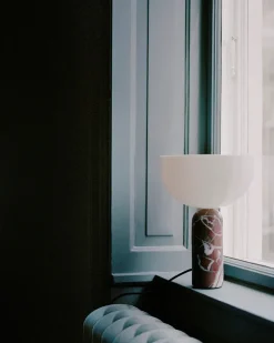 Kizu Bordlampe Small, Grey Marble fra New Works