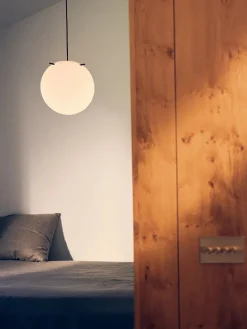 Koi Pendel, white/black Ø25 fra Frandsen