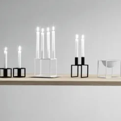 Kubus 4 Lysestage, ivory fra Audo Copenhagen