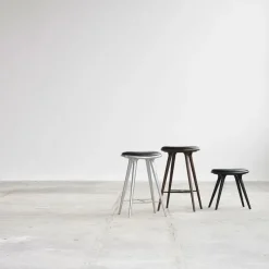 Lav barstol i mørkbejdset bøg fra Mater