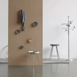 Lav barstol i sortbejdset bøg fra Mater