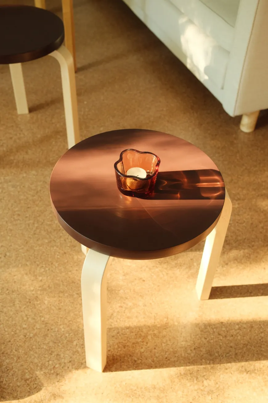 Limited Edition Stool 60, Mahogany Brown fra Artek