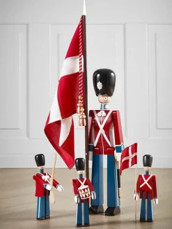 Mellem Fanebærer af Kay Bojesen