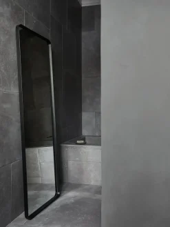 Norm Floor Mirror fra Audo Copenhagen