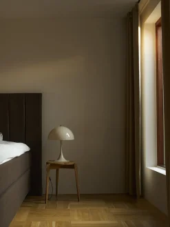 Panthella 320 bordlampe, opal af Verner Panton