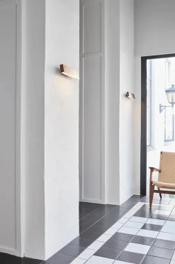 Papilio Single Væglampe, brushed brass fra Anour