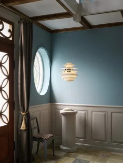 PH Snowball, soft white/brass af Poul Henningsen