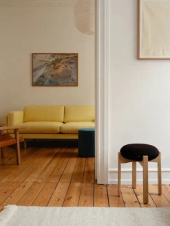 Pioneer Stool, lacquered oak/max 95 fra Fredericia Furniture