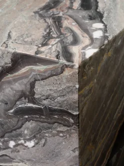 Plinth Low Black Nero Marquina marmor fra Audo Copenhagen